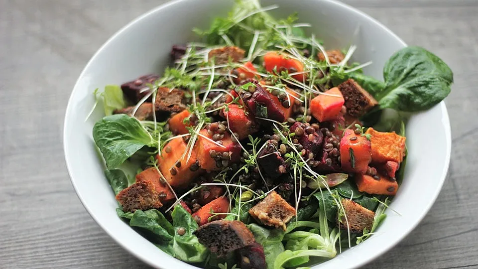 Gebackene Süßkartoffeln und Rote Bete mit Linsen auf Feldsalat