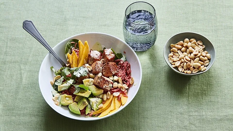 Rosa Reis-Lachs-Bowl mit Mango, Avocado und Wasabi-Dressing