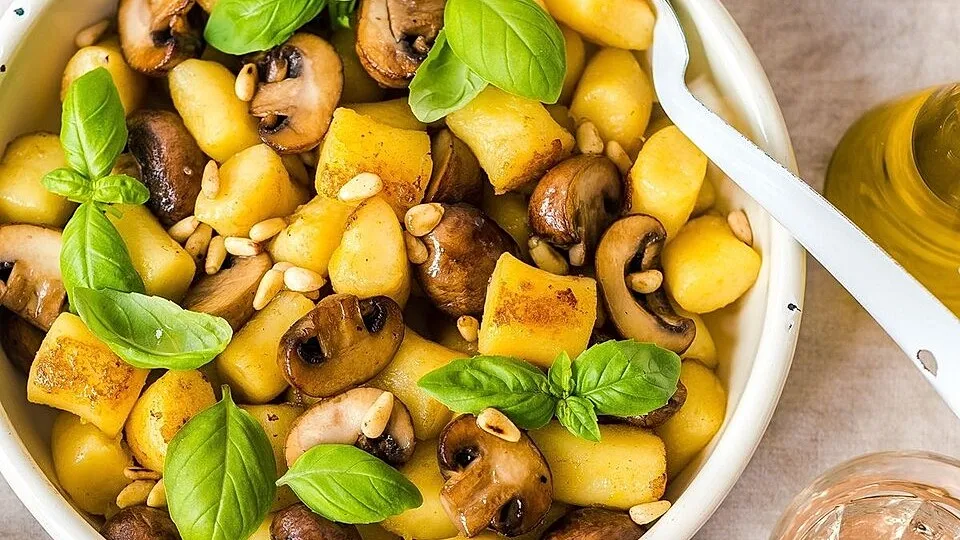 Gnocchi mit Champignons und Basilikum