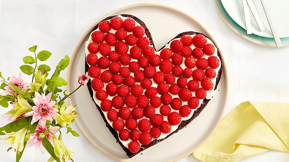 Brownieherz mit Mascarpone und Himbeeren