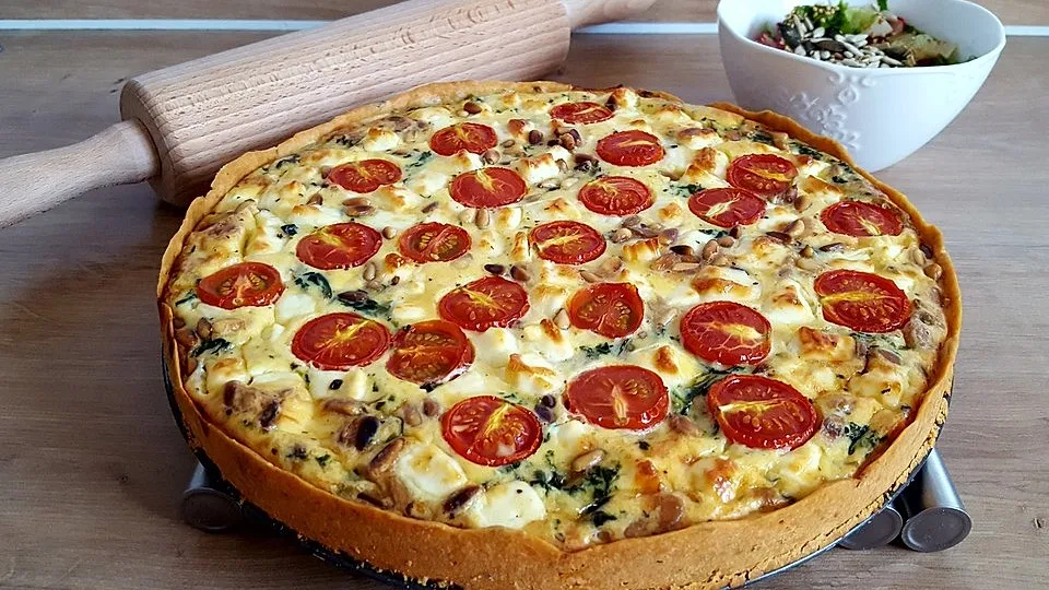 Quiche mit Spinat, Feta, Tomaten und Pinienkernen