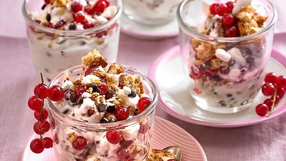Johannisbeer-Cantuccini-Dessert