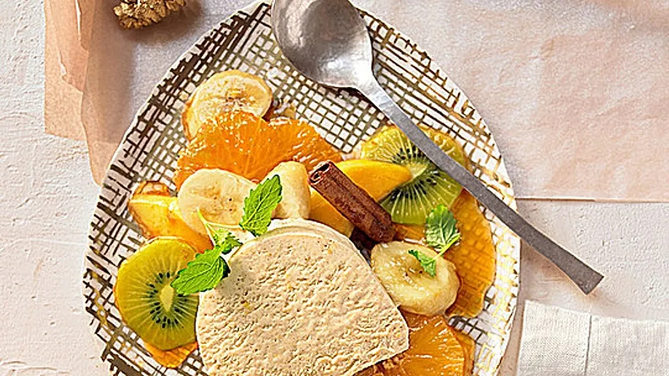 Zimtparfait mit Früchten in weihnachtlicher Karamellsoße